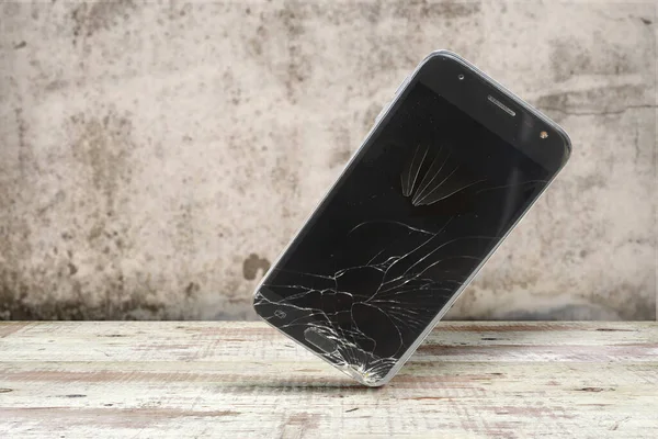 Smartphone Cayendo Estrellándose Superficie Madera Con Fondo Borroso Grunge Accidente — Foto de Stock