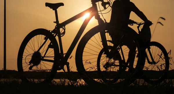 Silhouette Bike Sunset Sun Shines Bicycle Frame Selective Focus — Stock Photo, Image