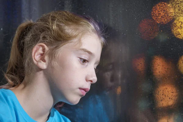 Ένα Καστανομάτικο Κορίτσι Μπλε Πουκάμισο Στο Περβάζι Του Παραθύρου Ένα — Φωτογραφία Αρχείου