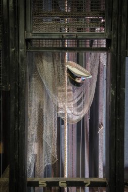 Tiyatronun sahne arkasındaki teknik ekipmanların üzerinde ağ ve denizcilik şapkası olan klasik bir hayat.