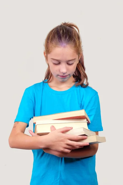 Küçük Bir Kızın Elinde Bir Yığın Kitap Var — Stok fotoğraf