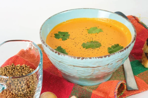 Pompoensoep Kom Het Kleurrijke Geruite Tafelkleed Geïsoleerd Een Witte Achtergrond — Stockfoto