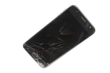 Kırık ekranlı siyah telefon beyaz arkaplanda izole edildi