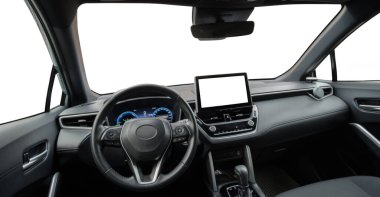 Arabanın içi izole edilmiş boş ekran camı ve ön camı var.