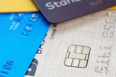 Bir kredi kartının çipini ve iğnesini kapat, üst görünüm