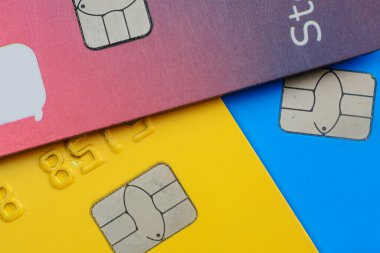 Bir kredi kartının çipini ve iğnesini kapat, üst görünüm