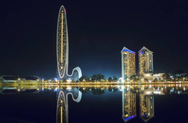 Batum, Gürcistan - 2 Ocak 2025. Marriott Otel ve Hilton Oteli 'nin göl yüzeyine bakan gece manzarası.