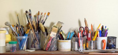 Kavanozlarda çeşitli profesyonel boya fırçaları ve sanatçı ekipmanları var. 