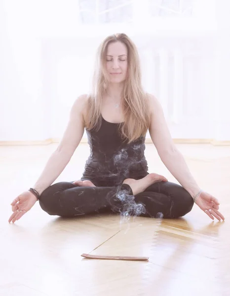 Yoga-Kurse in der Turnhalle, zu Hause, überall mit aromatisierten Räucherstäbchen lizenzfreie Stockfotos