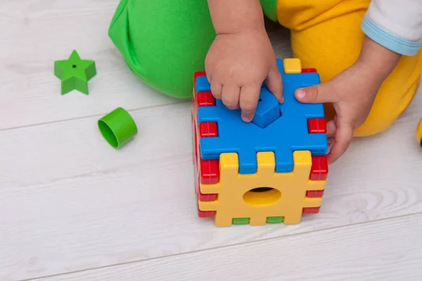 Kleinkind Oder Kind Spielt Mit Sortierer Aus Kunststoff — Stockfoto