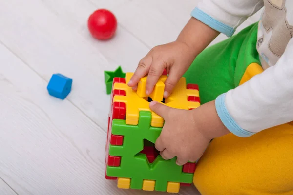 Kleinkind Oder Kind Spielt Mit Sortierer Aus Kunststoff — Stockfoto