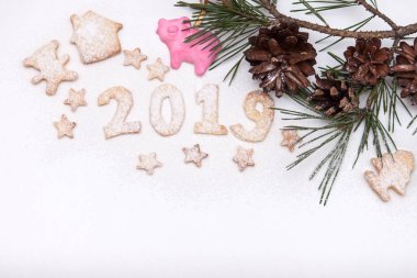 Noel çerezleri veya bisküvi köknar ağacı ve koni ile beyaz zemin üzerine 2019 sayılar. Yeni yıl 2019. Üstten görünüm. Düz yatıyordu.