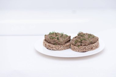 Taze ev yapımı tavuk, domuz, sığır eti karaciğer pate veya ekmek beyaz zemin üzerine yapıştırmak