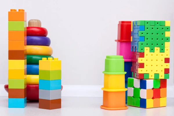 Çocuklar Eğitim Plastik Oyuncaklar Beyaz Arka Plan Üzerinde Piramit Kopya — Stok fotoğraf
