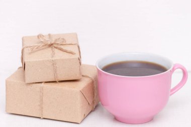 Pembe fincan kahve ile pressents. Günaydın pressents kadın, karısı, kızı, kız, anne için.