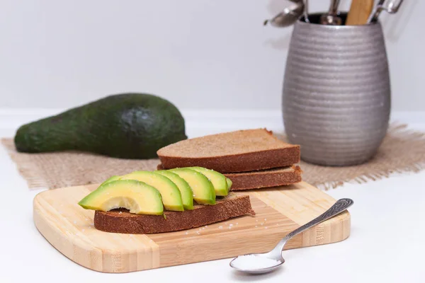 Aguacate Rebanadas Pan Tostado Oscuro Con Una Sal Snack Saludable — Foto de Stock