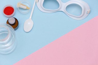 Bilim deneyleri, kimya laboratuvar kimyasal reaktifler tabloyla kopyalamak spase, üstten görünüm, düz lay.