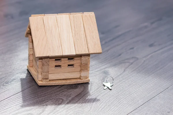 Gros Plan Maison Bois Modèle Clés Argentées Sur Fond Bois — Photo