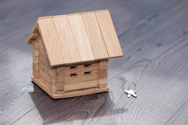 Gros Plan Maison Bois Modèle Clés Argentées Sur Fond Bois — Photo