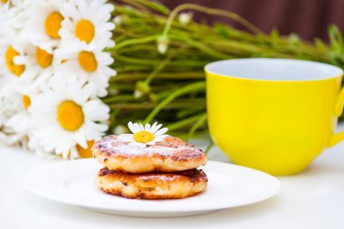 Süzme peynirli krep, chamomiles ile syrniki. Gurme kahvaltı.