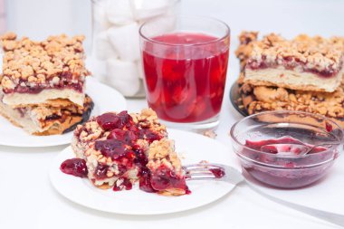 Beyaz arka planda crumble ile ev yapımı shortkabuk Berry Pie. Kiraz reçeli, kiraz komposto veya Kissel, lezzetli kek.
