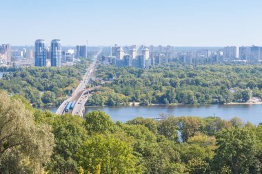 Kiev şehir manzarası, Dnipro nehri, Kiev yeraltı köprüsü.