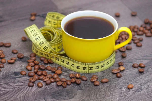 Tazza Gialla Caffè Con Fagioli Metro Nastro Sfondo Legno — Foto Stock