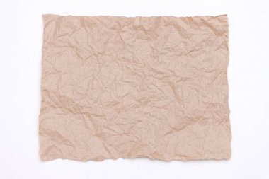 Beyaz arka plan üzerinde ambalaj zanaat buruşuk kağıt soyut bir parçası.