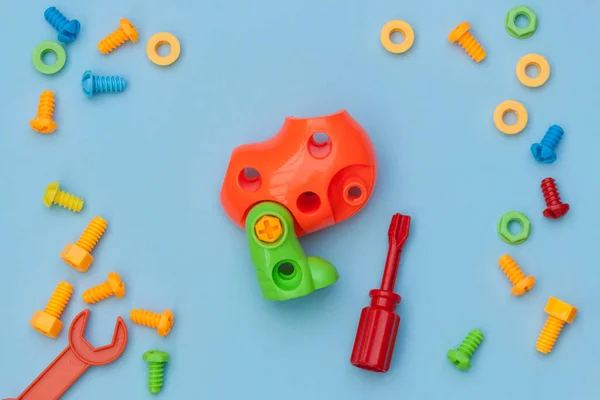 Dzieci Zabawki Budowlane Narzędzia Kolorowe Wkrętaki Wkręty Nakrętki Niebieskim Tle — Zdjęcie stockowe
