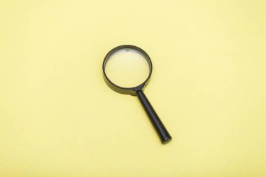 Sarı arka plan üzerinde büyüteç, düz yatıyordu, kopyalama alanı.