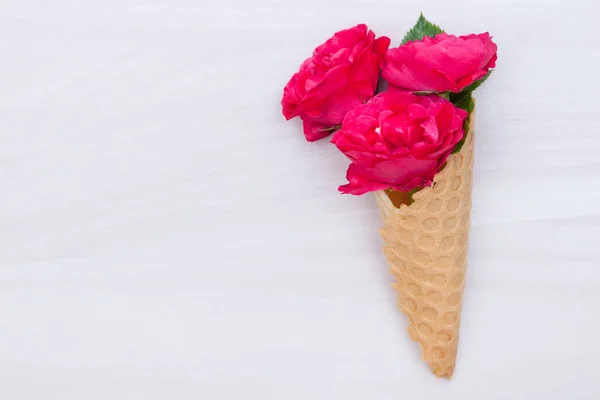 Flores Rosas Vermelhas Cone Waffle Fundo Madeira Branco Flat Lay — Fotografia de Stock