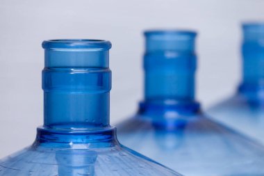 Su için kocaman plastik şişe boşalt.