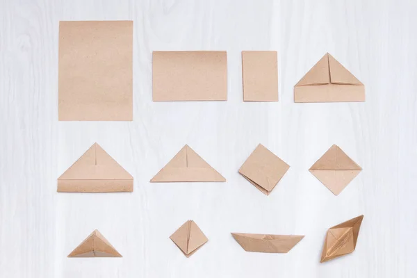 Шаги Изготовления Бумажной Лодки Оригами Белом Деревянном Фоне — стоковое фото