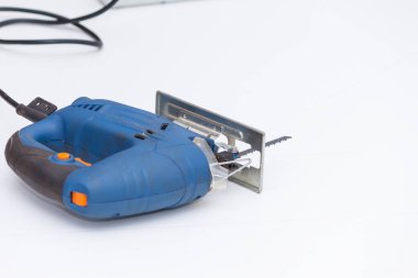 Beyaz arkaplanda Elrctric demir testeresi veya yapboz aracı.