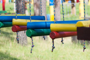 Yükseklerdeki parka tırmanma macerası. Çam ağaçlarının arasına orman macerası parkı.