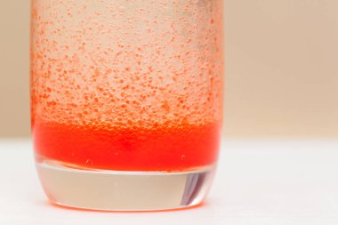 Eğlenceli ve kolay bilim ve çocuklar için deney. Yağ ve su karışmaz..