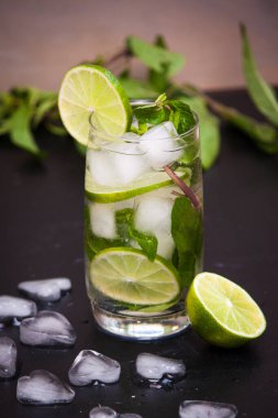 Buzlu, naneli, gri arka planda limonlu mojito. Boşluğu kopyala.
