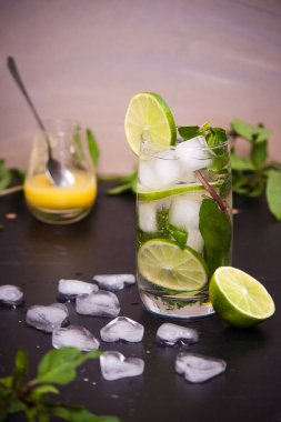 Buzlu, naneli, gri arka planda limonlu mojito. Boşluğu kopyala.