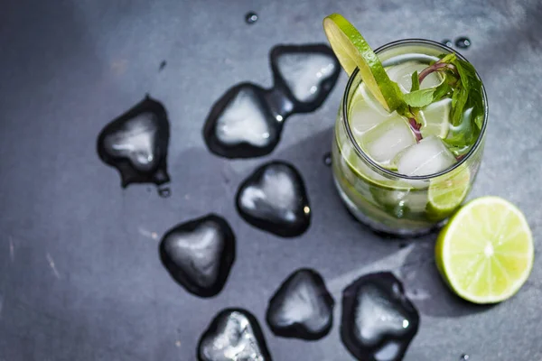 Sommer Coctail Mojito Mit Eis Minze Limette Auf Grauem Hintergrund — Stockfoto