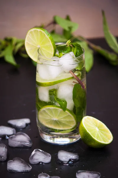 Coctel Mojito Verano Con Hielo Menta Lima Sobre Fondo Gris — Foto de Stock