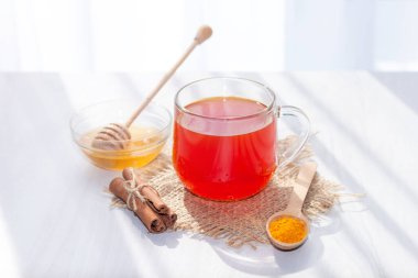 Ballı zerdeçal çayı, sabahları tarçın. Detoks, sağlıklı içecek konsepti.