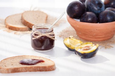 Erik reçelli sandviç. Güneş ışığı.