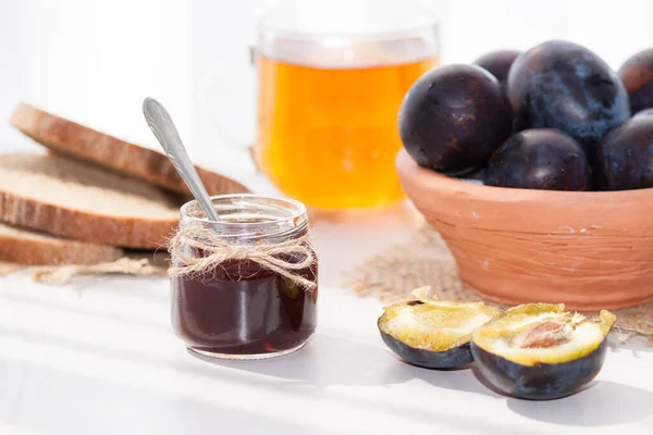 Dulce Mermelada Ciruela Casera Frutas Una Mesa Blanca Día Soleado — Foto de Stock