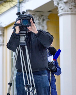 Sokak fotoğraf, video operatör iş, gazeteci arkasında röportaj olacak. Dikey fotoğraf.