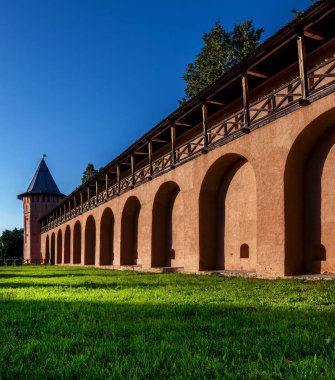 Suzdal. Pokrovsky Manastırı. Kırmızı tuğla duvardan Manastırı. Çok güzel umudu