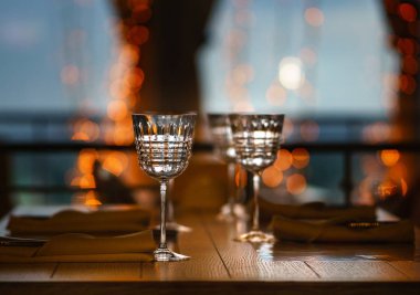 İç fotoğraf. Güzel Cafe, rahat Restoran, akşam, kristal bardak şarap için ahşap dokusal tabloya Veritkalnaya fotoğraf.
