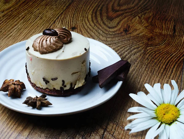 Kekler, pastalar, Donata, kek, Keyki, çikolatalı kek, çikolatalı kırıntı, doku, ahşap masa, üstten görünüm, dikey fotoğraf, kahve, kafe, kır çiçekleri, beyaz papatya, çikolata, baharat, anisetree