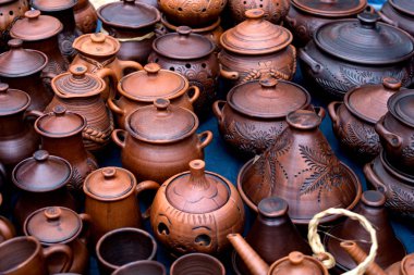 Clay, donanım, el yapımı, Satılık saksılar. Ulusal el sanatları. Küçük işletme. Çanak çömlek. Yemek için bir eşya. Çevre dostu ware. Bir seramik üretiminde iş. Halk sanatı