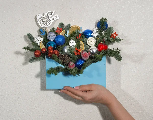 Campo Azul Madera Llenó Con Decoración Árbol Navidad Una Mano — Foto de Stock