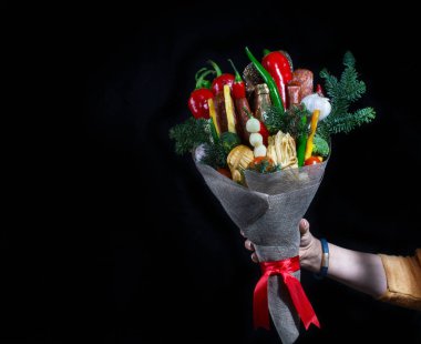 Erkekler için bir birliktir. I am sessiz var demek bir bira şişesi, acı kırmızı biber, sarımsak, peynir, sosis, yeşil acı biber. Bu Birliği el kadın tarafından düzenlenmektedir. Böyle yeteneklere kadınlar erkekler için Doğum günü için verin. Kare fotoğraf. Bu stüdyoda yapılır. Üzerinde